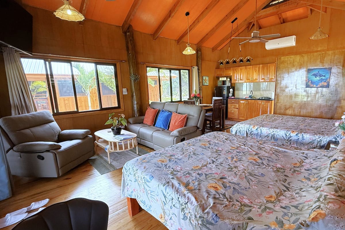 Luxury Studio Suite, 2 Queen Beds, Kitchen, Beachfront