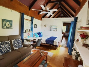 Bungalow Confort, cocina, vista parcial al océano | Área de sala de estar | Libros 