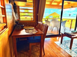 Suíte estúdio panorâmica, 1 cama King, cozinha, de frente para a praia | Opções para refeição no quarto