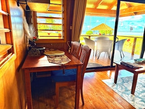 Panoramic-Studiosuite, 1 King-Bett, Küche, Strandnähe | Essbereich im Zimmer