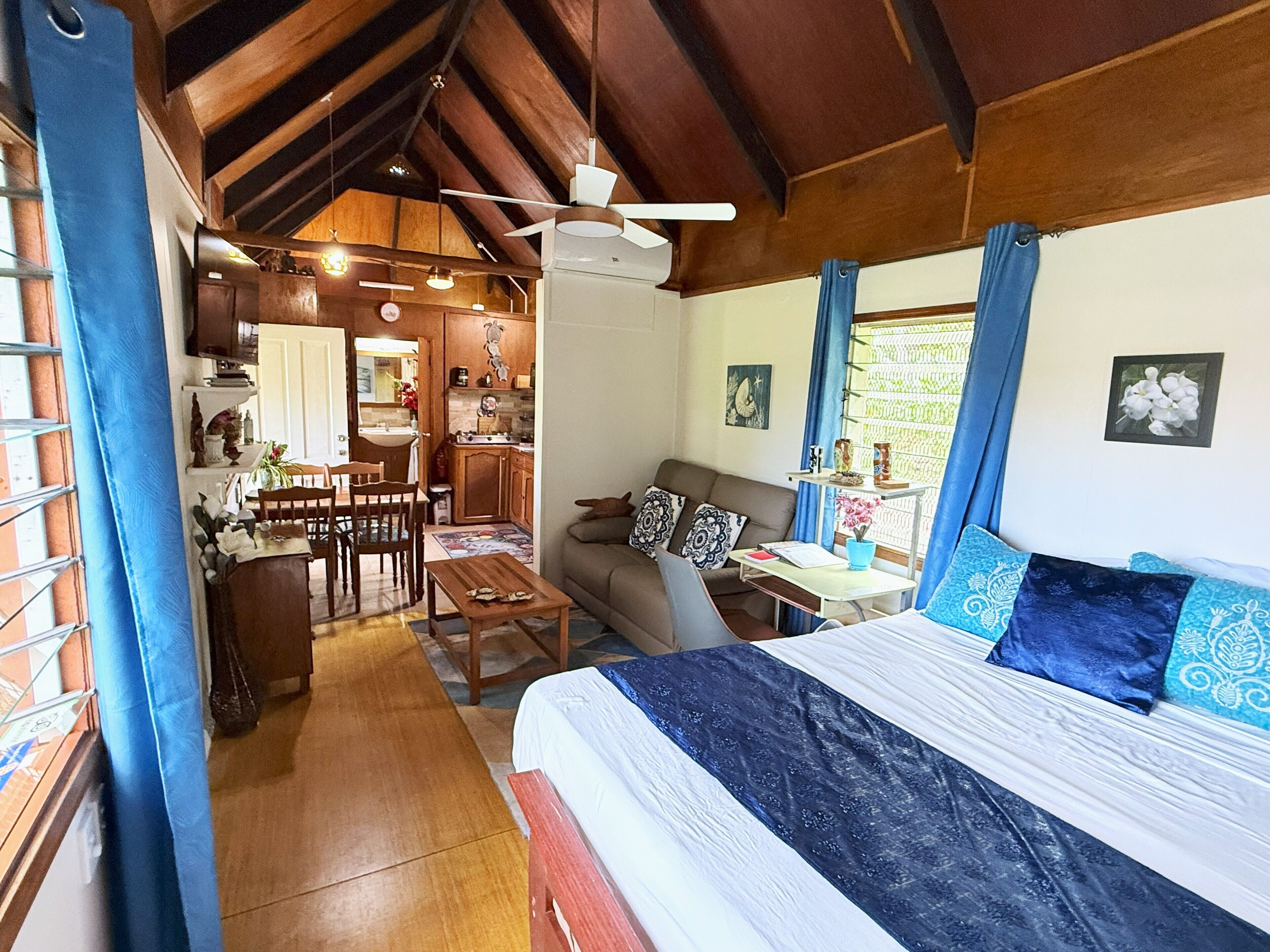 Comfort Bungalow, Kitchen, Partial Ocean View | Living area | Books