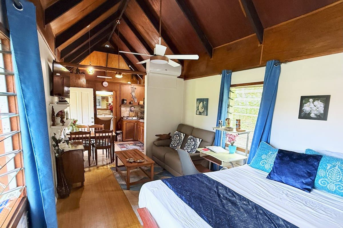 Comfort Bungalow, Kitchen, Partial Ocean View | Living area | Books
