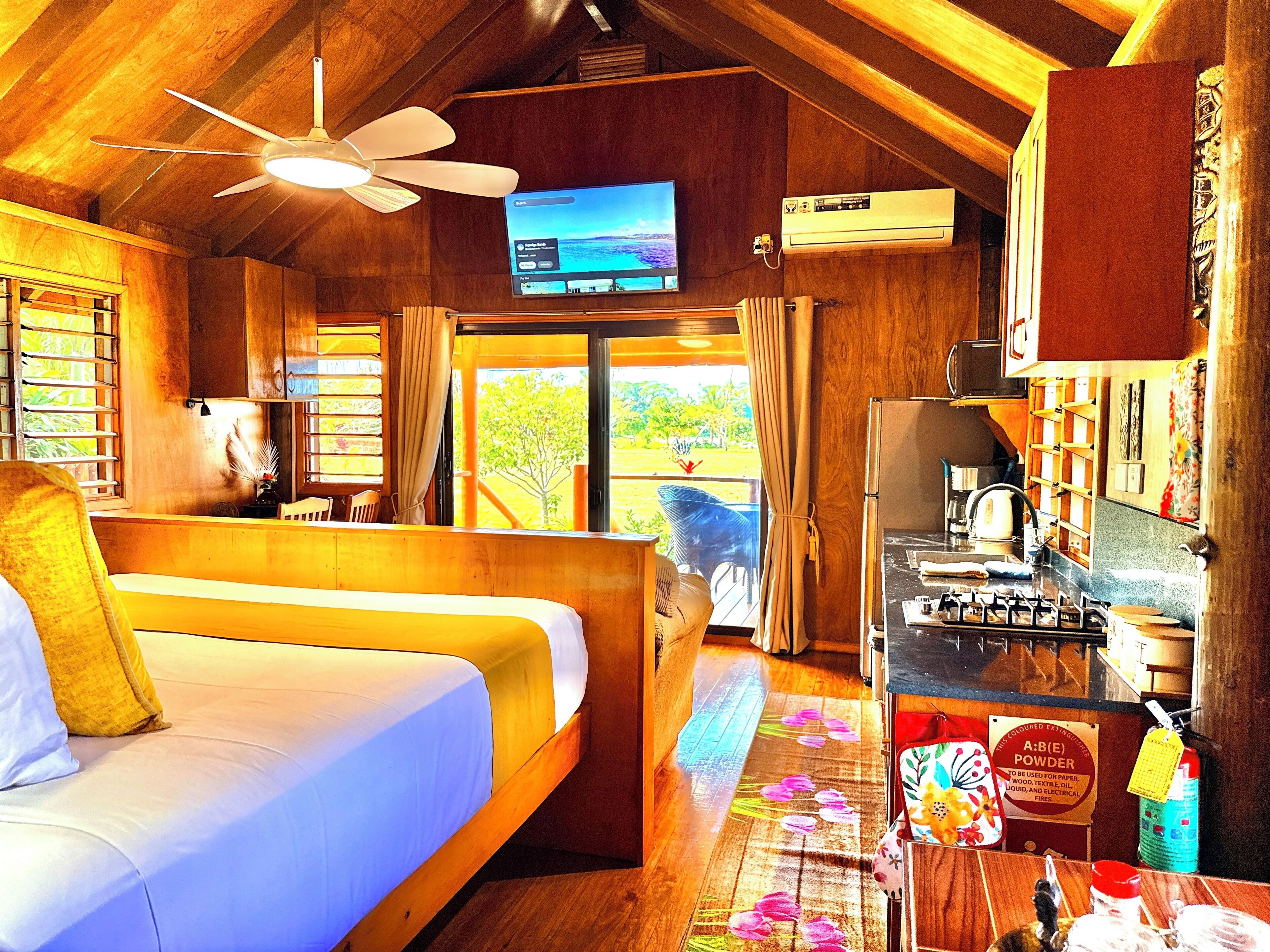 Panoramic Studio Suite, 1 King Bed, Kitchen, Beachfront