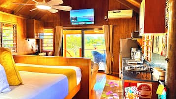 Panorama studio suite, 1 kingsize bed, keuken, aan het strand | Een kluis op de kamer, individueel gedecoreerd, individueel gemeubileerd