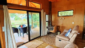 Suite estudio de lujo, 1 cama de matrimonio grande, cocina, frente a la playa | Zona de estar | Libros