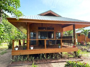 Suite estudio de lujo, 1 cama de matrimonio grande, cocina, frente a la playa | Terraza o patio