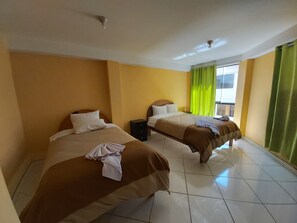 Familie driepersoonskamer | Donsdekens, een laptopwerkplek, wifi, beddengoed