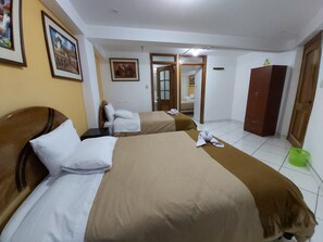Standard Quadruple Room | Down comforters, laptop workspace, WiFi, bed sheets - Hostal Tayta Wasi II - Pavitos (Cusco)