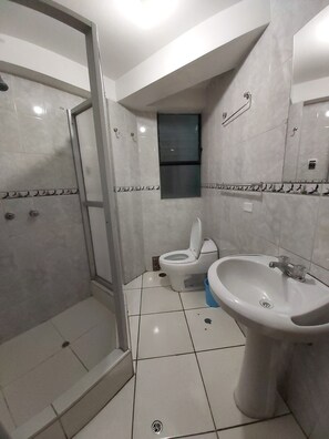 Habitación cuádruple estándar | Baño | Regadera, regadera tipo lluvia, secadora de cabello, toallas 