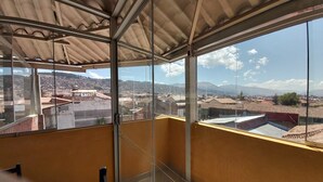 32-inch LED TV with digital channels, TV, books - Hostal Tayta Wasi II - Pavitos (Cusco)