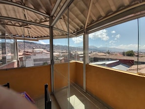 32-inch LED TV with digital channels, TV, books - Hostal Tayta Wasi II - Pavitos (Cusco)