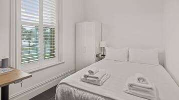 Habitación ejecutiva, 1 cama de matrimonio, baño compartido | Ropa de cama de alta calidad y escritorio
