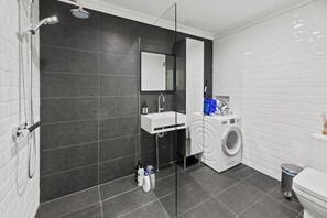 Appartamento Executive | Bagno | Doccia, soffione a pioggia, asciugacapelli, accappatoio