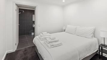 Căn hộ Executive | Bộ đồ giường cao cấp, bàn, khu vực làm việc phù hợp cho laptop