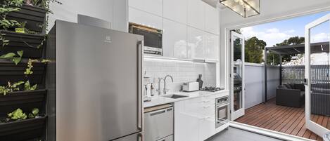 Full-size fridge, microwave, oven, stovetop