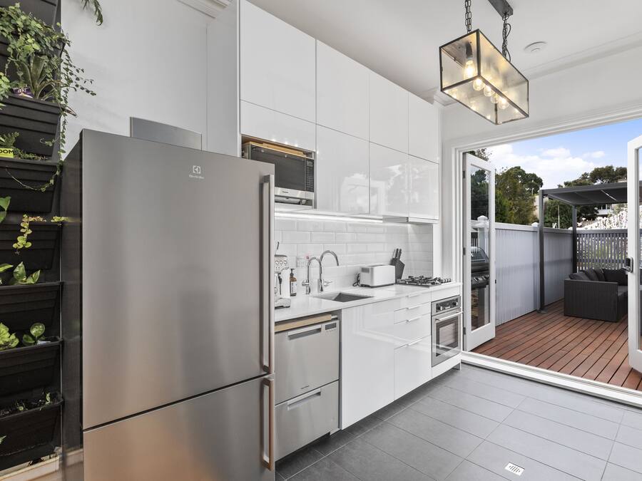 Full-size fridge, microwave, oven, stovetop