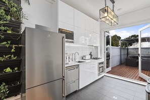 Full-sized fridge, microwave, oven, stovetop