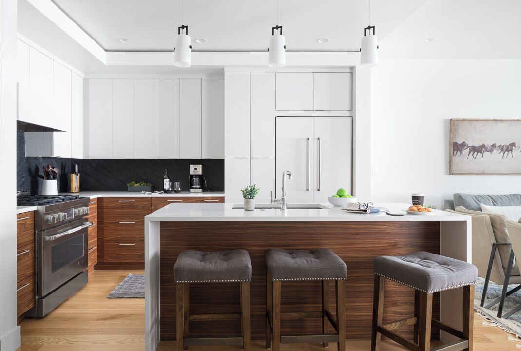 Kjøleskap, ovn, kokeplater og kaffetrakter/tekoker