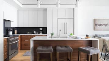 Kjøleskap, ovn, kokeplater og kaffetrakter/tekoker