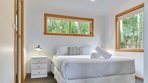 1 habitación, tabla de planchar con plancha y cuna de viaje 