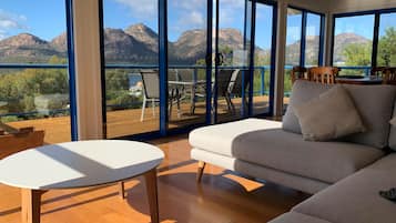 Casa panoramica, 3 camere da letto, 2 bagni, vista montagna | Area soggiorno | TV a schermo piatto