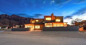 Exterior - Exclusive Retreats White Rim 3369- Luxury Moab Retreat with Private Hot Tub (Moab)