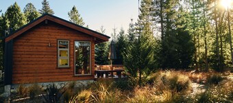 Kowhai Cottage - Rustic Charm close to the heart of town with Hot Tub