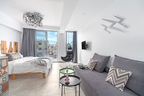 Luxury Studio Suite (Zeus - Overlooking Ermou Street) | In-room safe, laptop workspace, blackout drapes, soundproofing