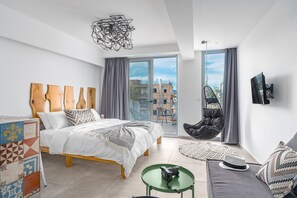 Suíte estúdio superluxo (Zeus - Overlooking Ermou Street) | Cofres nos quartos, espaço de trabalho para notebook, cortinas blackout