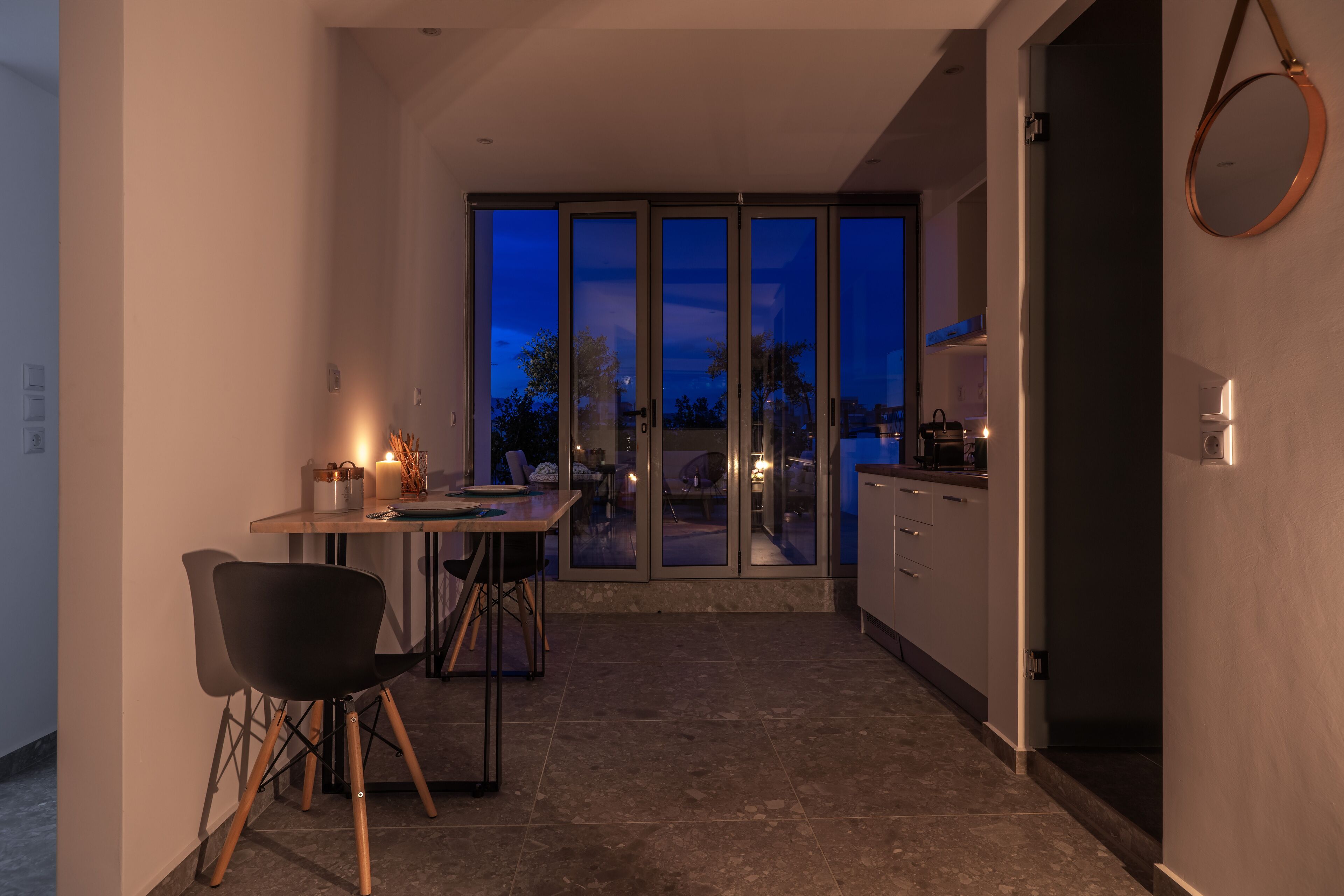 Penthouselejlighed - 1 soveværelse (Aphrodite - Acropolis View) | Pengeskab på værelset, arbejdsområde til bærbare computere