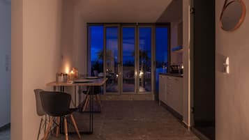 Penthouselejlighed - 1 soveværelse (Aphrodite - Acropolis View) | Pengeskab på værelset, arbejdsområde til bærbare computere