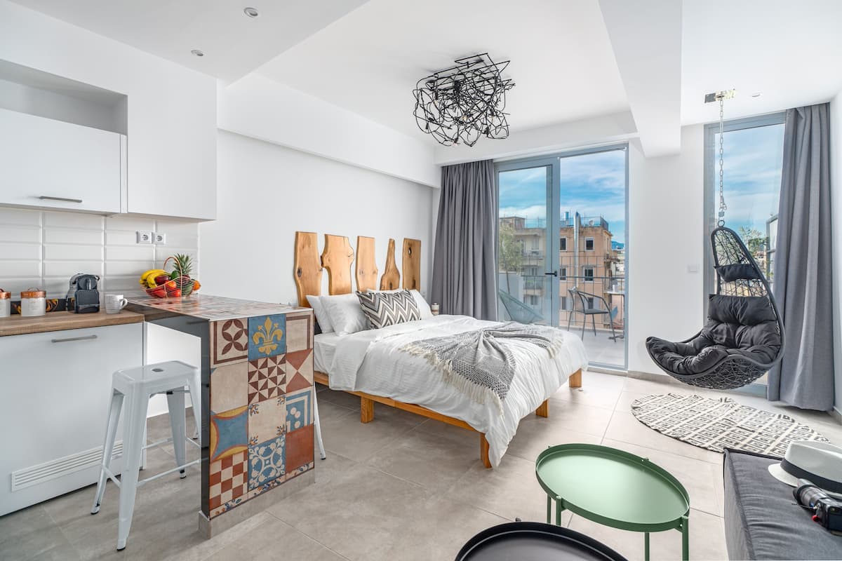 Luxury Studio Suite (Zeus - Overlooking Ermou Street) | 1 bedroom, in-room safe, laptop workspace, blackout curtains