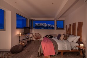 Kattohuoneisto, 1 makuuhuone (Aphrodite - Acropolis View) | Tallelokero huoneessa, kannettavalle tietokoneelle sopiva työtila