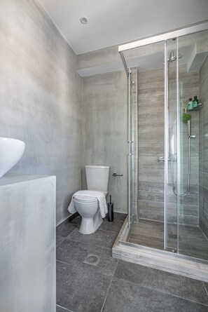 Shower, free toiletries, hair dryer, towels - Mythos Luxury Suites (Athens)
