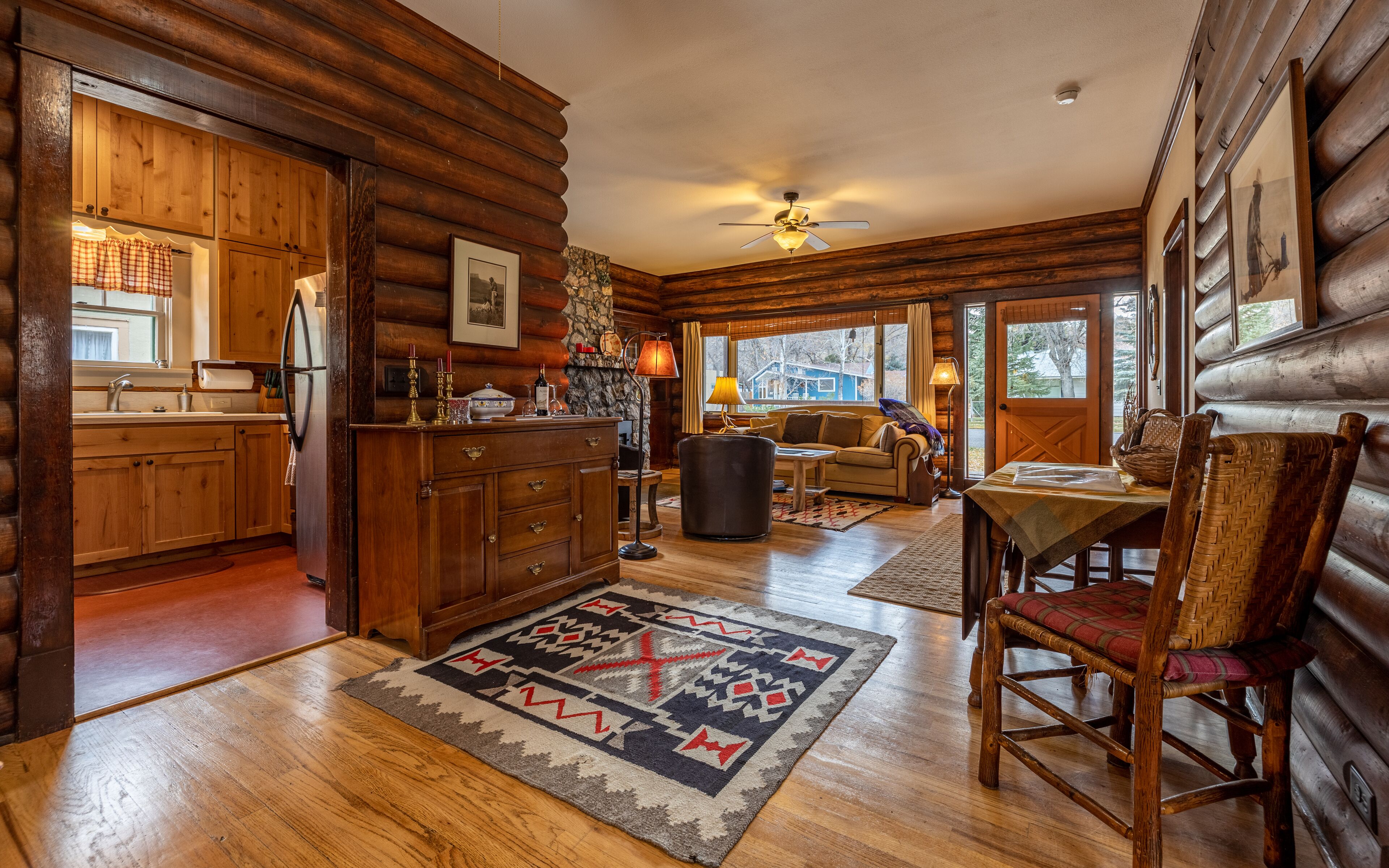Scout's Rest in Cody - Beautiful Cozy Log Cabin that sleeps 8!