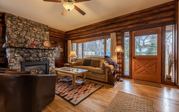 Smart TV, fireplace - Scout's Rest in Cody - Beautiful Cozy Log Cabin that sleeps 8! (Cody)