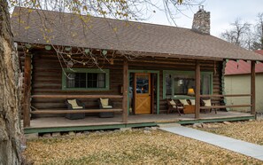 Terrace/patio - Scout's Rest in Cody - Beautiful Cozy Log Cabin that sleeps 8! (Cody)