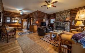 Smart TV, fireplace - Scout's Rest in Cody - Beautiful Cozy Log Cabin that sleeps 8! (Cody)