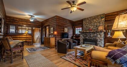 Scout's Rest in Cody - Beautiful Cozy Log Cabin that sleeps 8!
