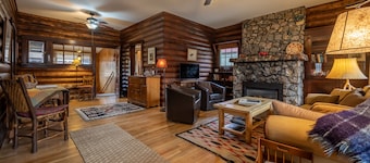 Scout's Rest in Cody - Beautiful Cozy Log Cabin that sleeps 8!
