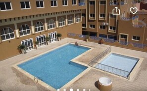 2 ulkouima-allasta avoinna 9.00–18.00, aurinkotuoleja