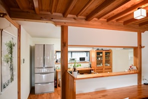 Maison (Private Vacation Home) | Cuisine privée | Réfrigérateur, micro-ondes, plaque de cuisson, cafetiÚre/bouilloire
