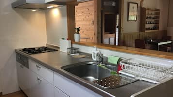 Casa (Private Vacation Home) | Cocina privada | Refrigerador, microondas, parrilla de estufa y cafetera y tetera