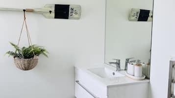 Douche, sèche-cheveux, serviettes fournies, savon
