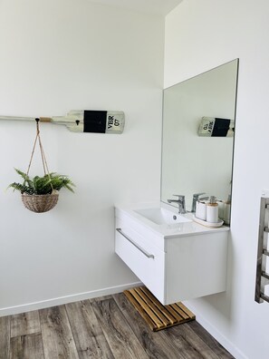 Een douche, een haardroger, handdoeken, zeep