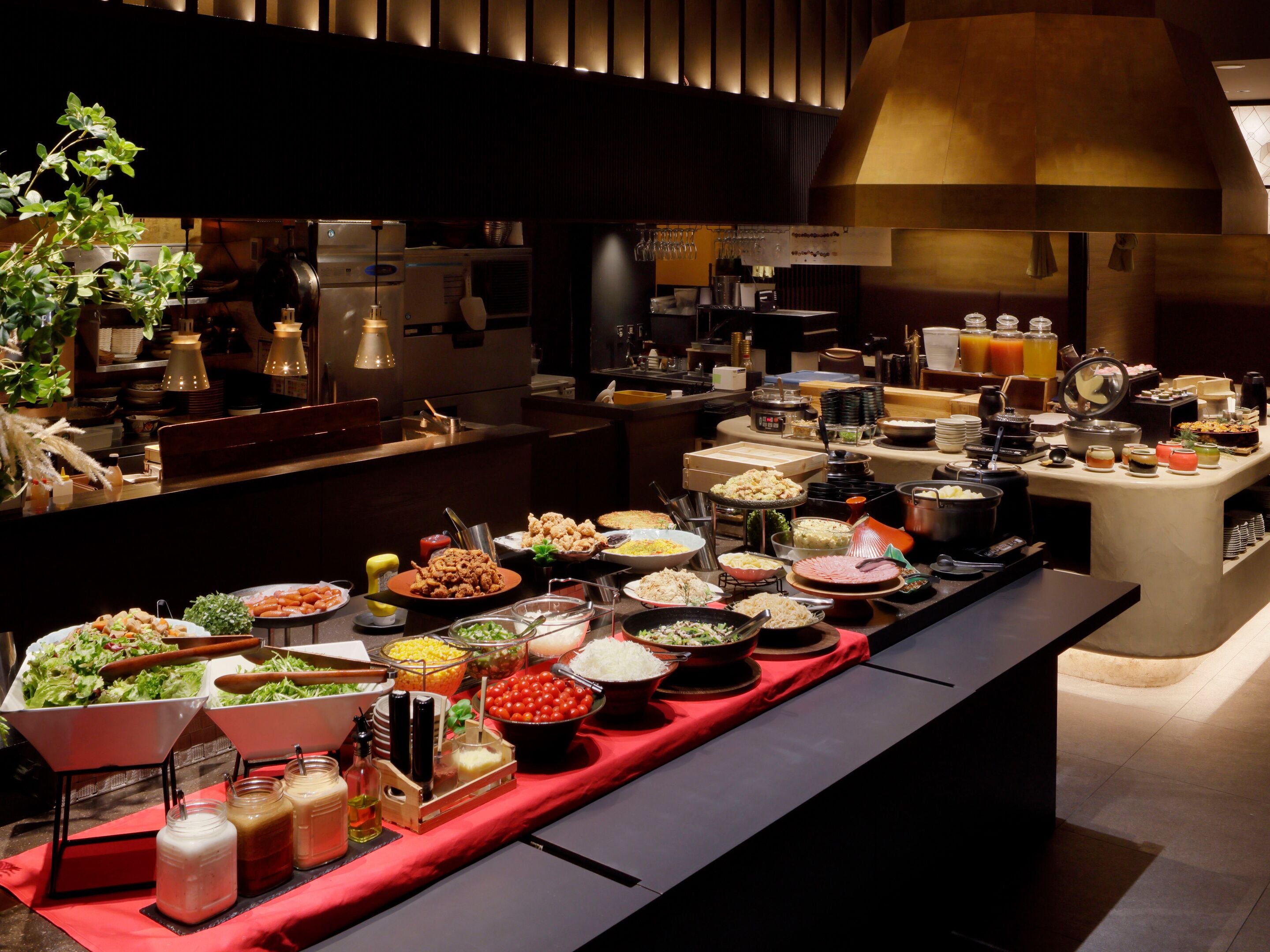 Ein reichhaltiges Buffet mit verschiedenen Speisen und Getränken.