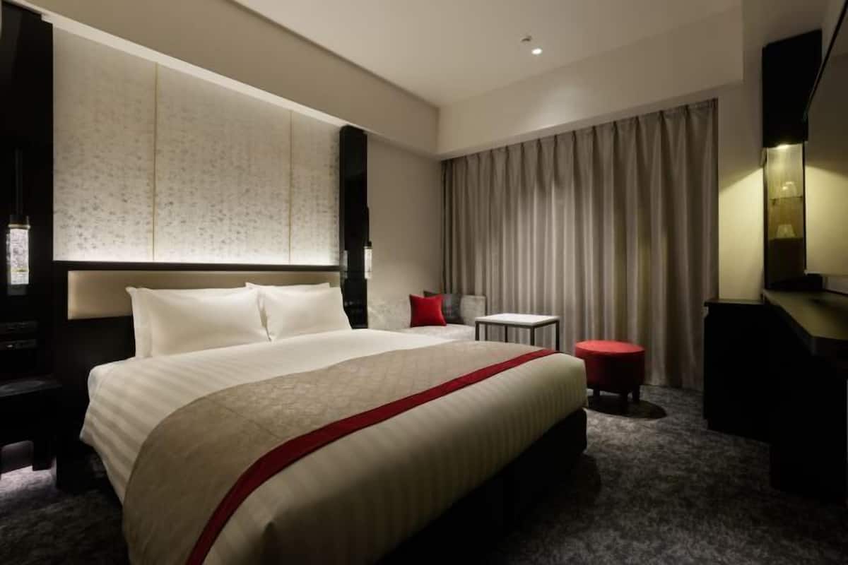 In-room safe, free WiFi, bed sheets