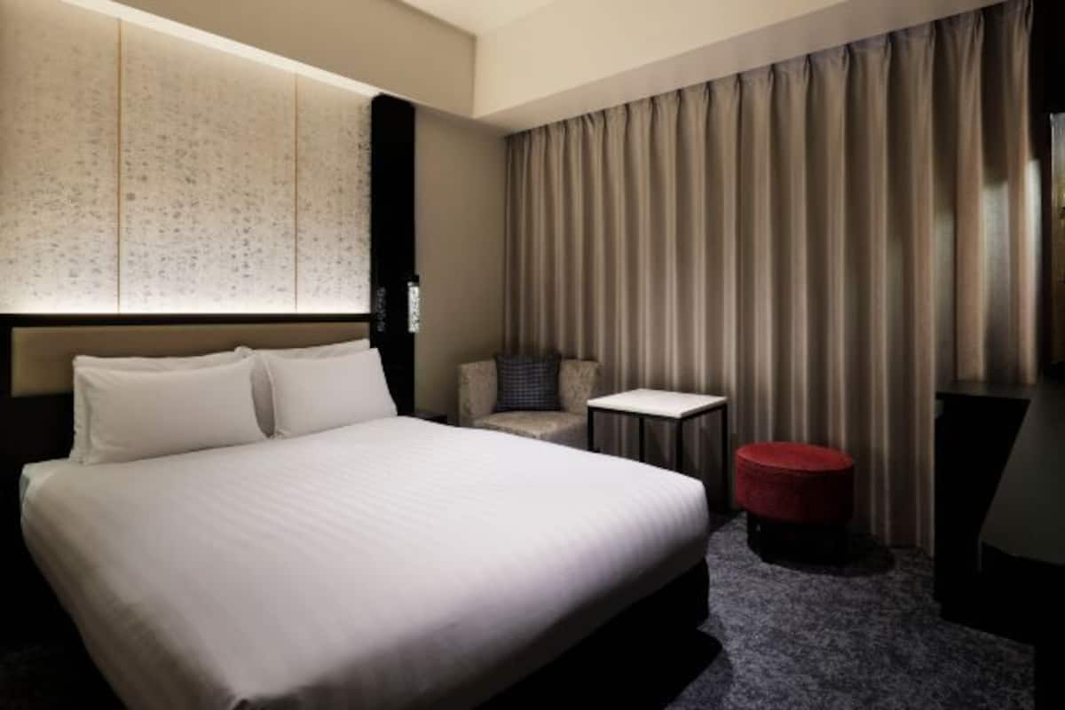 In-room safe, free WiFi, bed sheets