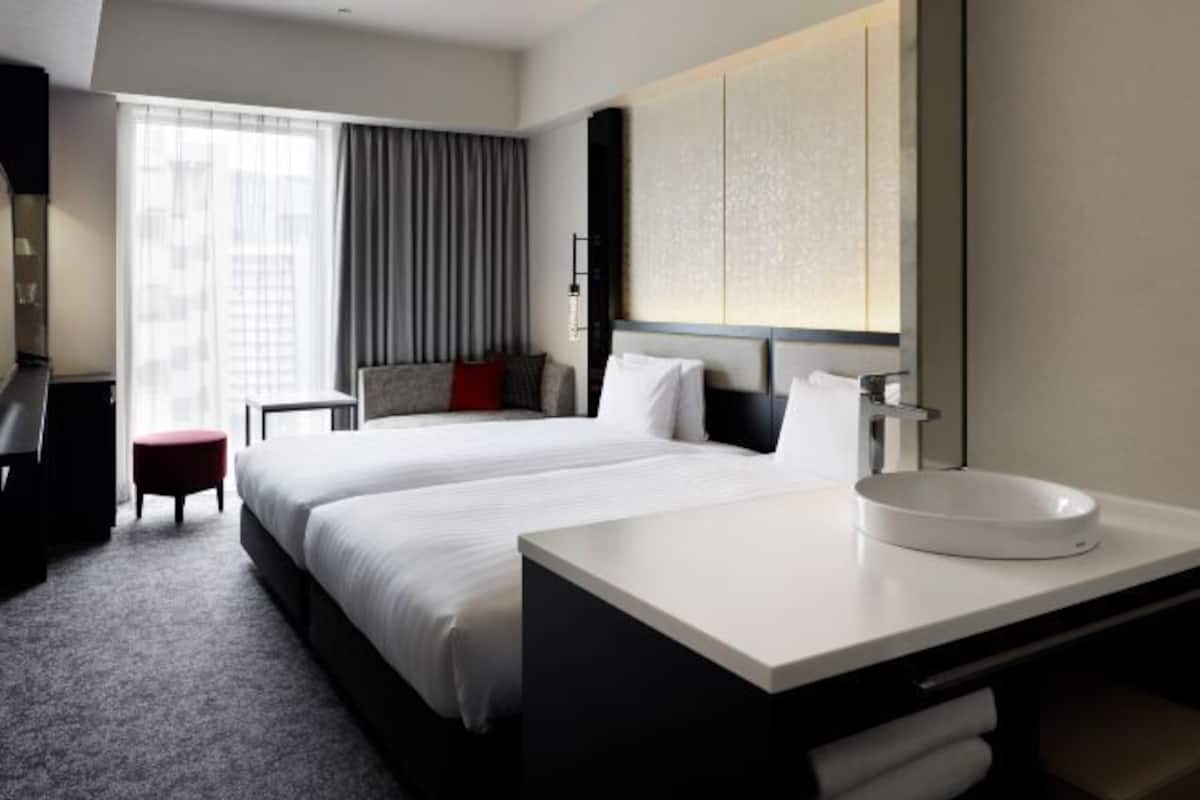 In-room safe, free WiFi, bed sheets
