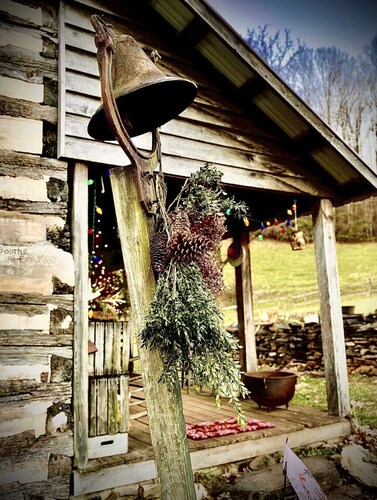 Rustic Cabin in the valley near the Smith River.  Pets Welcome!